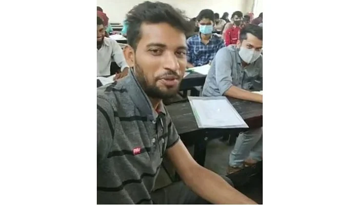 পরীক্ষার হল থেকে ছাত্রলীগ নেতার ফেসবুক লাইভ